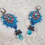BO Belle Epoque brod&eacute;es avec des navettes Light Turquoise en Cristal de Swarovski &agrave; laquelle s'ajoute, chatons Light Rose, toupies Saphir, intercalaires, perles nacr&eacute;es, briolettes et dormeuses Laiton